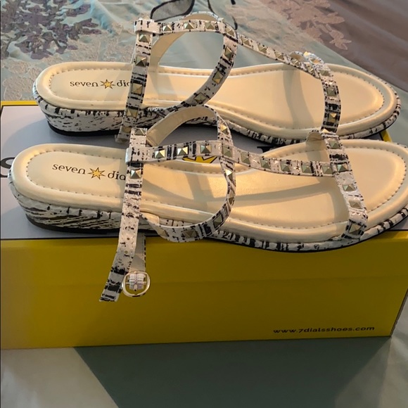 Strappy sandals - Picture 2 of 3